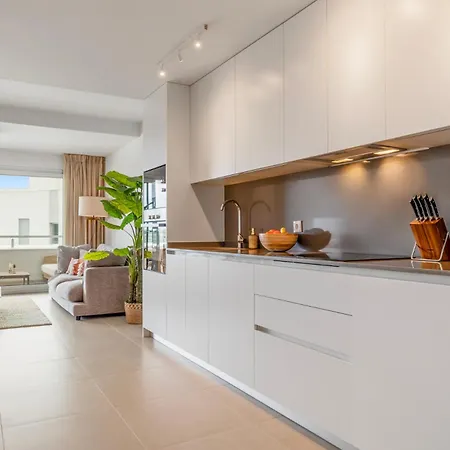Stylish 3-bed With Sea & Pool Views Apartment Estepona