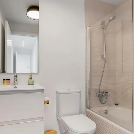Apartment Stylish 3-bed With Sea & Pool Views *