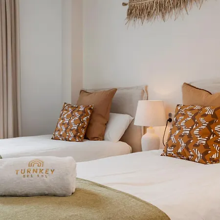 Apartment Stylish 3-bed With Sea & Pool Views