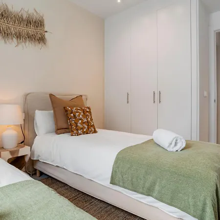 Apartment Stylish 3-bed With Sea & Pool Views Estepona