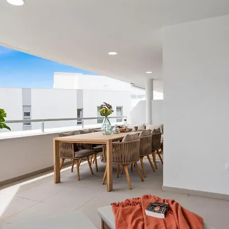 Apartment Stylish 3-bed With Sea & Pool Views *